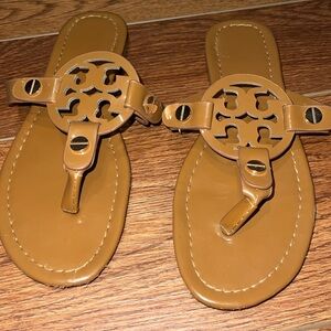 T sandals in camel brown
